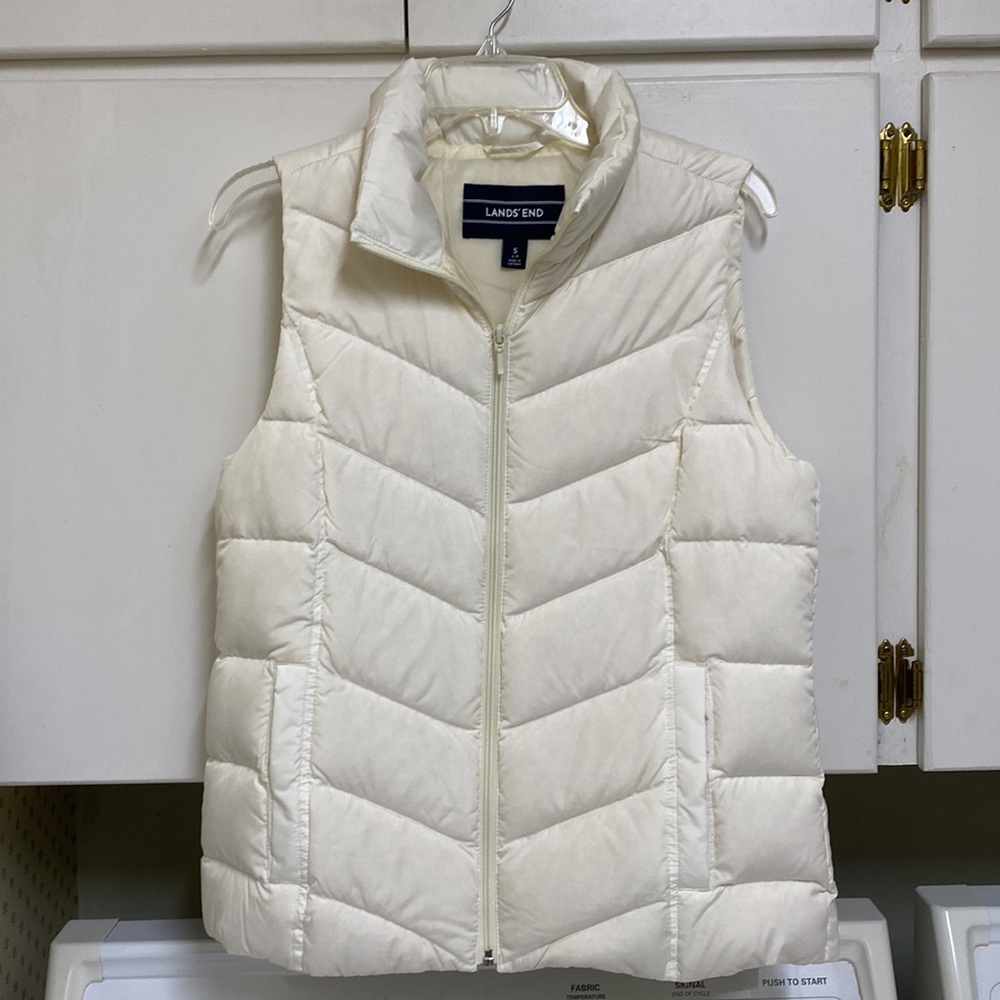 Lands’ End women’s ivory color feather & down filled vest. Size S (6-8). NWT